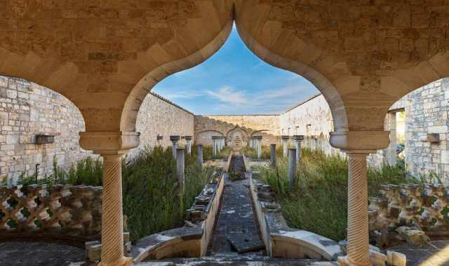 Minareti, esoterismo, scritte arabe:  la grandiosa e mai terminata Universit Islamica
